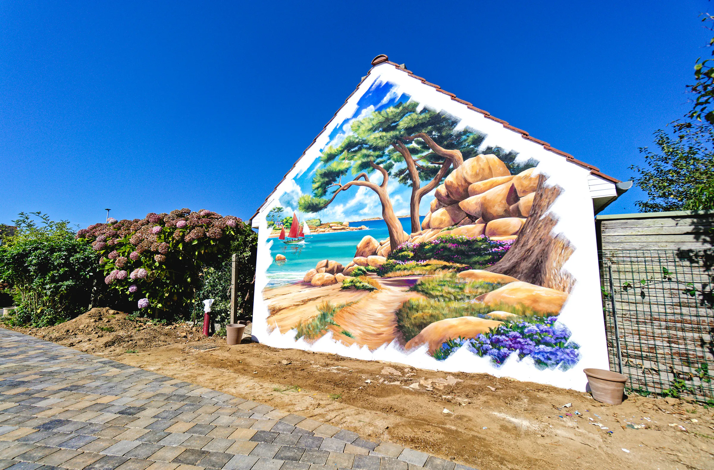 Pignon mitoyen de garage- une fresque murale maritime avec le paysage de Trégastel